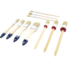Verschiedene Pinsel mit Holzgriff für Malerarbeiten