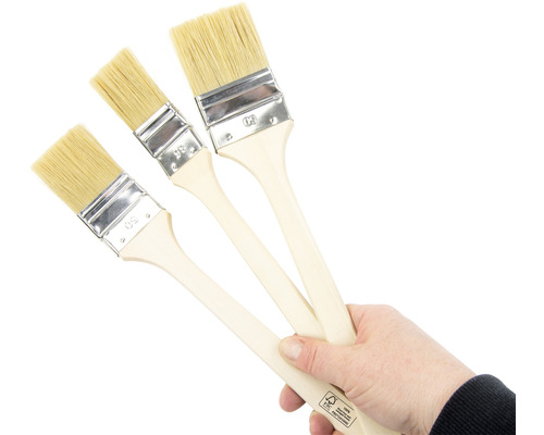 Drei Lackierpinsel mit Holzstiel in einer Hand