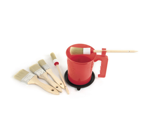 Farbeimer mit verschiedenen Pinseln