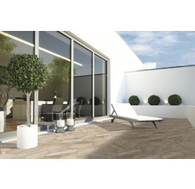 Terrasse mit Bodenplatten, Liege und Bepflanzung