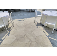 Hexagonale Bodenfliesen auf einer Terrasse mit Tischen und Stühlen