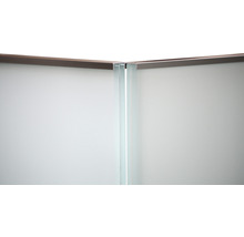 Ecke einer Duschkabine mit Glas
