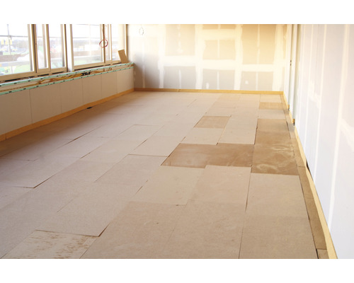 Rohbauzimmer mit verlegten Trockenestrichplatten auf dem Boden