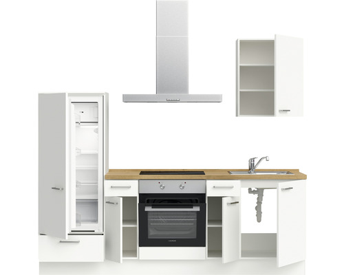 Küchenzeile mit Kühlschrank, Spüle, Kochfeld, Backofen, Dunstabzugshaube und Hängeschrank