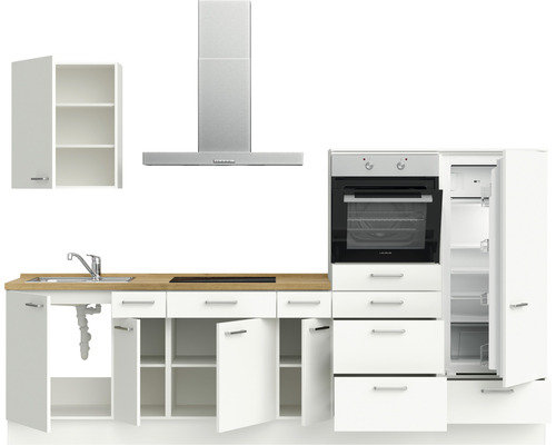 Küchenzeile mit Spüle, Kochfeld, Dunstabzugshaube, Backofen und Kühlschrank