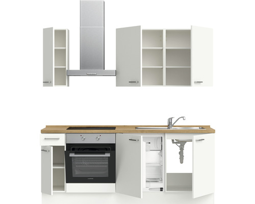 Küchenzeile mit Spüle, Herd, Ofen, Kühlschrank, Dunstabzugshaube und Hängeschränken