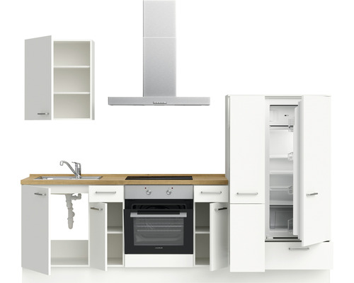 Küchenzeile mit Spüle, Kochfeld, Backofen, Dunstabzugshaube und Kühlschrank