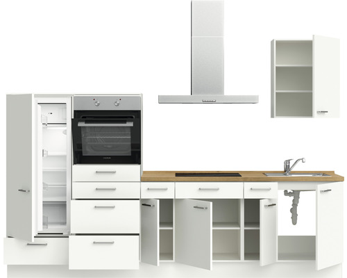 Küchenzeile mit Spüle, Herd, Dunstabzugshaube, Kühlschrank und Hängeschrank