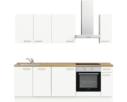 Küchenzeile mit Spüle, Kochfeld, Backofen, Dunstabzugshaube und Hängeschränken