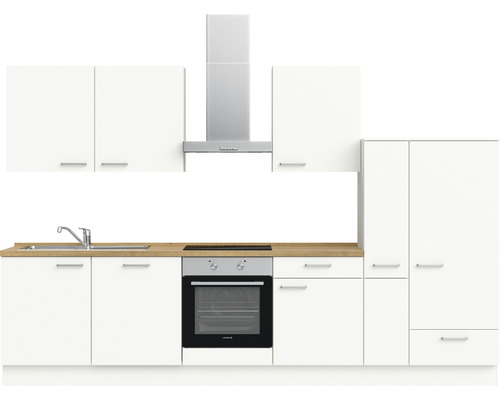 Küchenzeile mit Spüle, Kochfeld, Backofen, Dunstabzugshaube und Schränken in Weiß