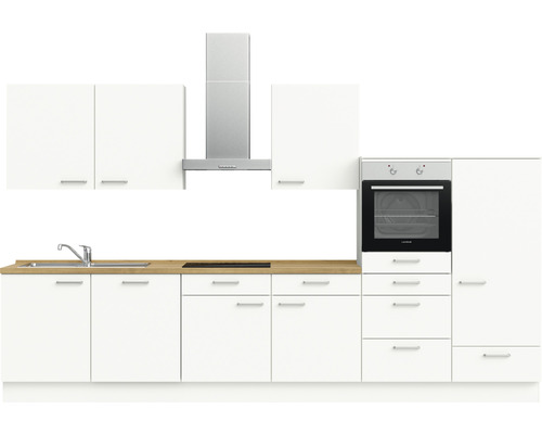 Küchenzeile mit Spüle, Herd, Dunstabzugshaube, Backofen und Schränken