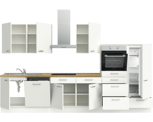 Küchenzeile mit Spüle, Geschirrspüler, Herd, Backofen, Kühlschrank, Dunstabzugshaube und Hängeschränken