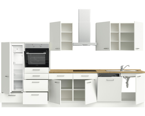 Küchenzeile mit Kühlschrank, Backofen, Spüle, Dunstabzugshaube und Schränken