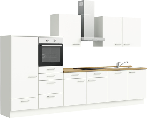 Weiße Küche mit Spüle, Herd, Dunstabzugshaube und Ofen