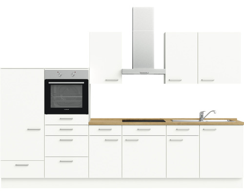Komplette Küche mit Einbaubackofen, Dunstabzugshaube und Spüle.