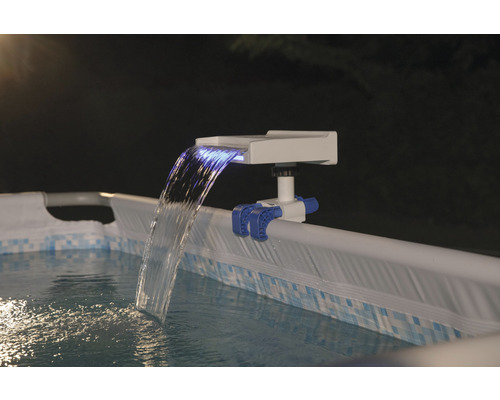Pool Wasserfall mit LED-Beleuchtung am Beckenrand montiert