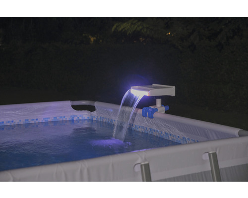 Schwimmbad mit Solar-Wasserfall