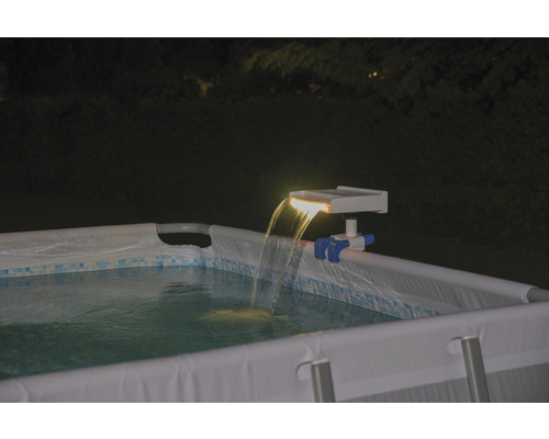 Pool mit Solar-betriebenen Wasserfall