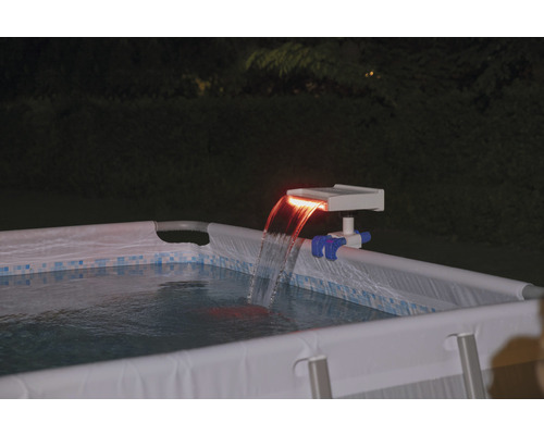 Beleuchteter Solar-Poolwasserfall am Schwimmbecken