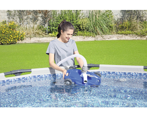 Frau bedient einen Poolroboter zur Reinigung des Pools