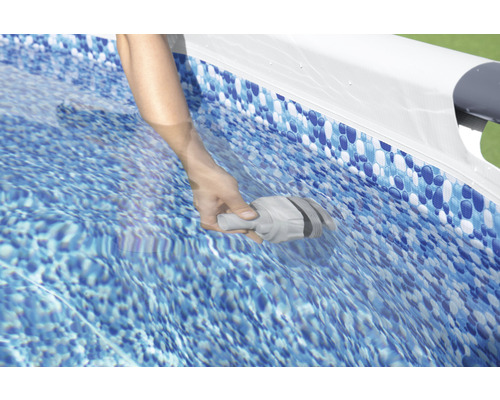 Eine Hand hält einen Pool-Reinigungsaufsatz im Wasser eines Pools.