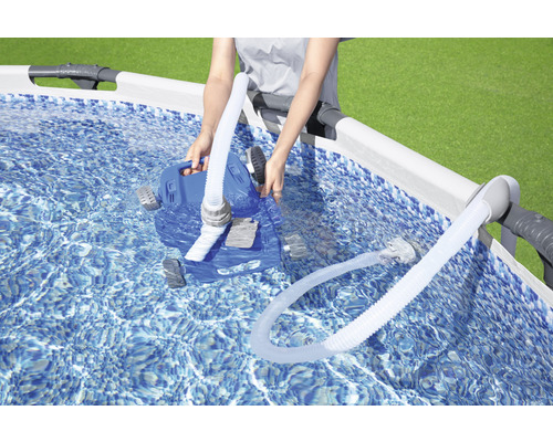 Person setzt automatischen Poolreiniger in ein Schwimmbecken