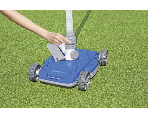 Bestway Flowclear Akku-Poolreiniger auf Rasen mit Schlauch und Hand