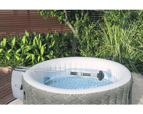 Aufblasbarer Whirlpool im Garten mit Reinigungszubehör