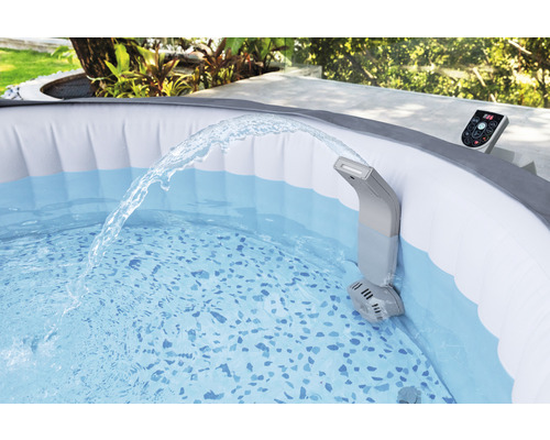 Aufblasbarer Whirlpool mit Wasserdüsen und Bedienfeld im Garten