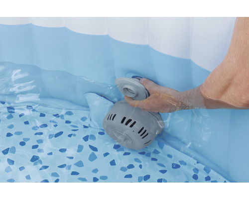 Person setzt Filterkartusche in Pool ein
