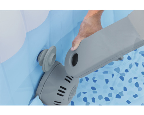 Installation einer Poolpumpe im Schwimmbecken