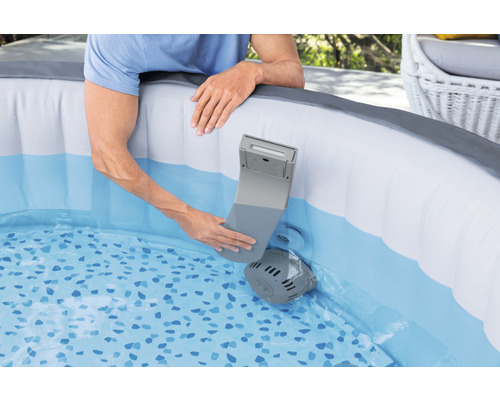 Person montiert eine graue Filterpumpe in einem aufblasbaren Pool