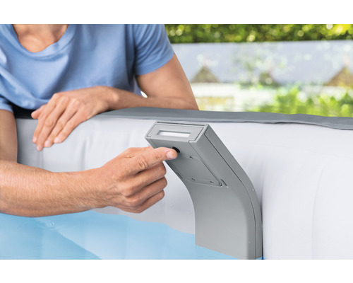 Person bedient Bedienelement an einem Whirlpool