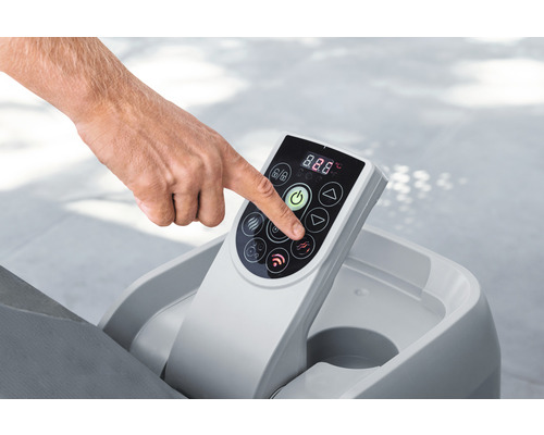 Person bedient Steuerungseinheit eines Whirlpools