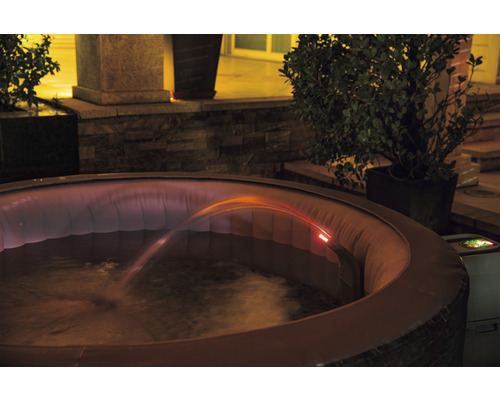 Aufblasbarer Whirlpool mit Wasser und Beleuchtung im Garten