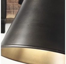 Detailaufnahme einer Wandleuchte mit Lampenschirm aus Metall