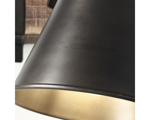 Detailaufnahme einer Wandleuchte mit Lampenschirm aus Metall