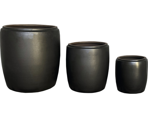 Drei Pflanzgefäße aus Terrakotta in verschiedenen Größen