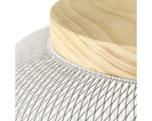 Detailansicht eines Beistelltisches mit Holzplatte und Metallgeflecht