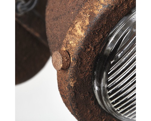 Nahaufnahme einer rustikalen Außenleuchte mit klarem Glas