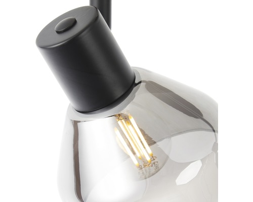 Detailaufnahme einer Lampe mit Glühbirne und Schirm