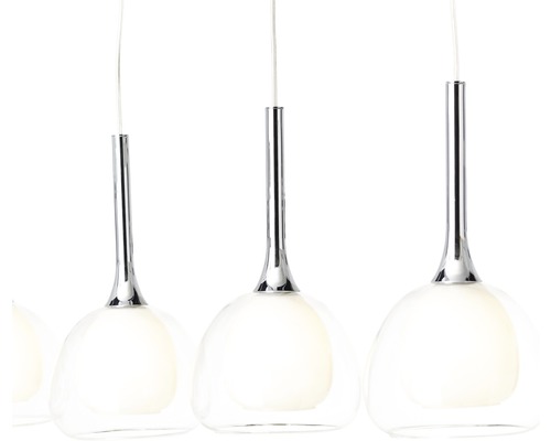Mehrere Pendelleuchten mit klaren Glasschirmen und glänzenden Metallaufhängungen