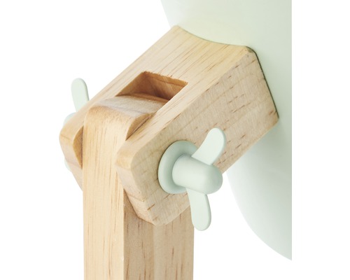 Detailansicht einer Lampe mit Holzfuß und Flügelmutter