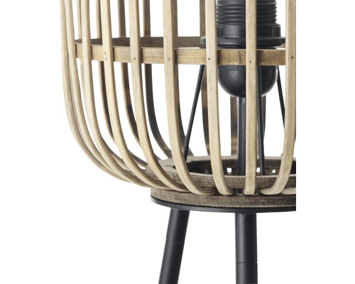 Detailansicht einer Stehlampe mit Lampenschirm aus Rattan und Metallbeinen.
