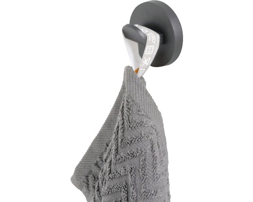 Handtuchhalter mit grauem Handtuch