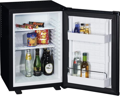 Offener Minikühlschrank mit Getränken und Snacks