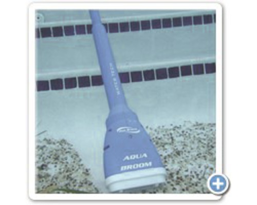 Akkubetriebener Poolreiniger im Wasser