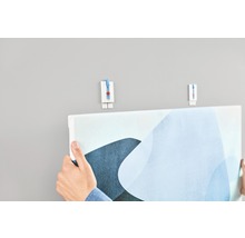 Aufhängen eines Bildes mit einem Bilderhaken an der Wand