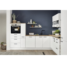Moderne Küche mit weißen Schränken, Holz Arbeitsplatte und Elektrogeräten
