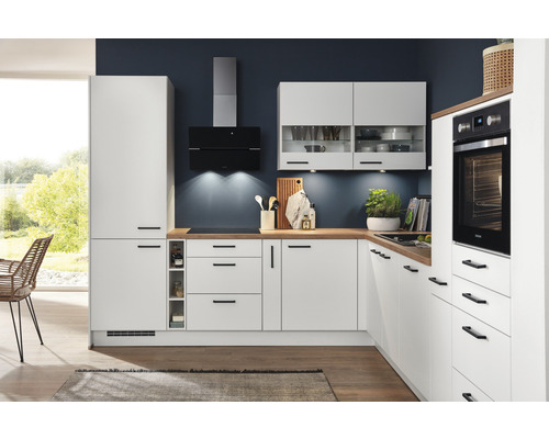 Moderne Küche mit weißen Schränken, Holzarbeitsplatte und schwarzen Griffen